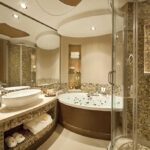 Mozaika złota w łazience – subtelny luksus