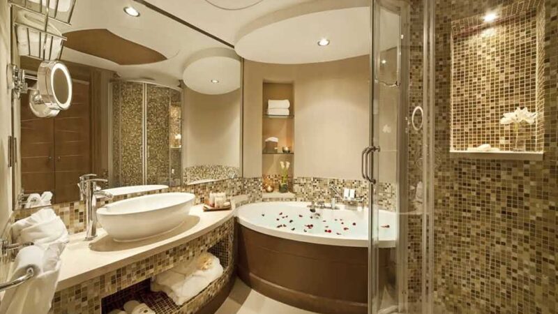Mozaika złota w łazience – subtelny luksus