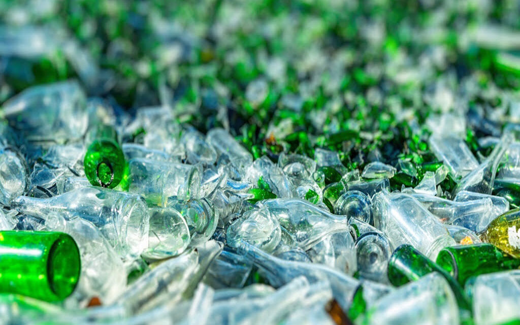 Pomaganie Matce Ziemi za pomocą szklanej butelki na wodę