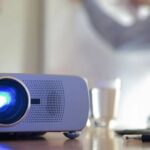 Projektor zamiast TV – czy warto? Plusy i minusy
