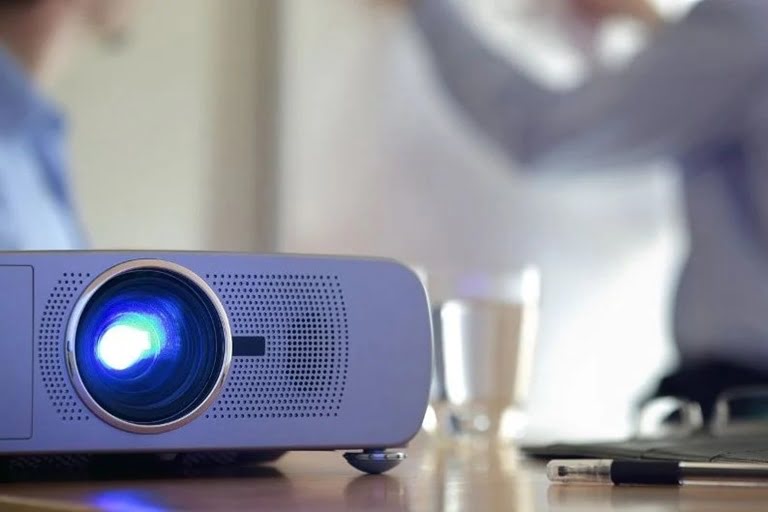 projektor_laserowy-zamias-TV