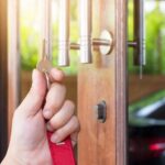 Wymiana szyby w drzwiach wejściowych – jak się za to zabrać?